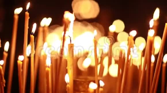 用漂亮的蜡烛燃烧蜡烛视频的预览图