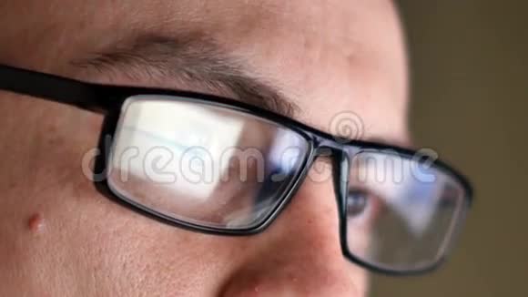 戴眼镜的人晚上上网视频的预览图