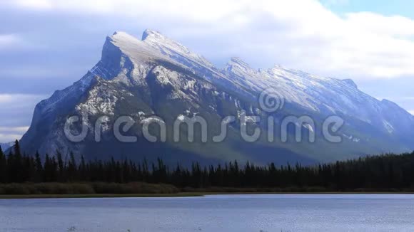 加拿大班夫附近的佛蒙特州和伦德尔山视频的预览图