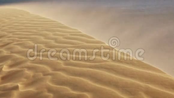 沙漠中的沙丘上吹过的沙子视频的预览图