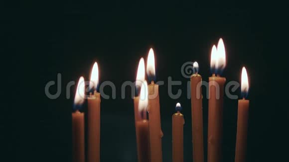 抽四支蜡烛它们不再燃烧视频的预览图