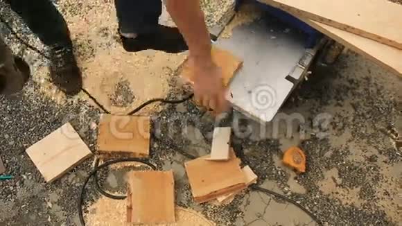 双手合拢男性木工手握砂轮机并以圆形运动平滑木板视频的预览图
