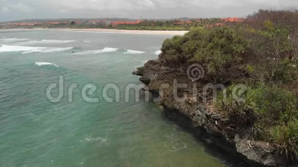 4K航空无人机视频的火山岩在海滩上波浪撞击岩石巴厘岛视频的预览图