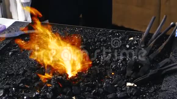 铁匠用黑煤锻造火视频的预览图
