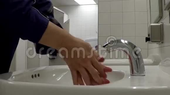 在公共厕所洗手视频的预览图
