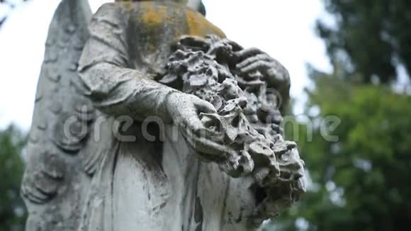 在墓地举行花环的天使特写雕像视频的预览图