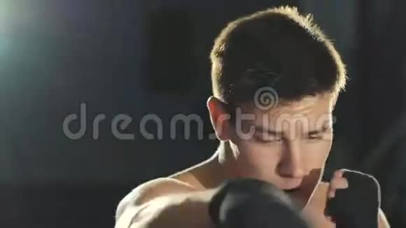 在健身房里用拳击袋训练拳击手视频的预览图