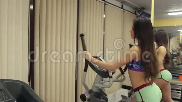 在健身房里做有氧运动的女孩视频的预览图