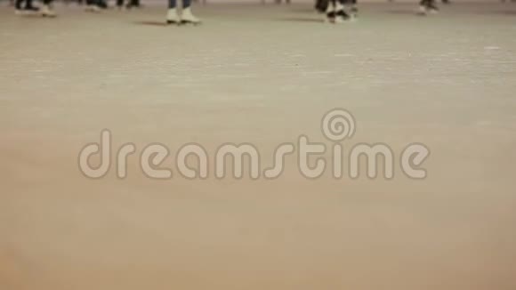 莫斯科露天溜冰场人们在冬天滑冰晚上的时间圣诞灯快速射击视频的预览图