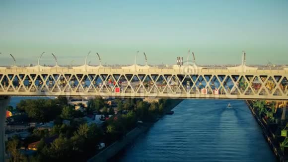 海上城市通航运河上的多级公路桥视频的预览图