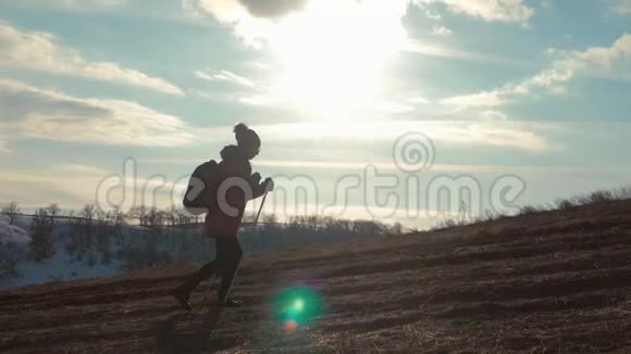 带背包的女旅行者在山上徒步旅行漫步在群山中自由与幸福视频的预览图