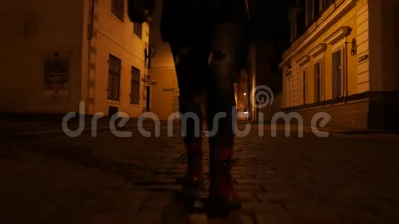 人们的特写镜头人们的脚在夜间行走视频的预览图