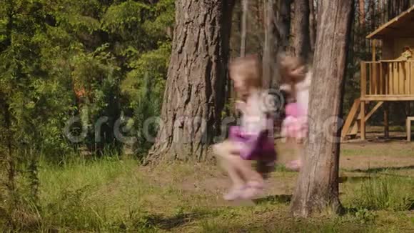 两个女孩在森林里荡秋千视频的预览图