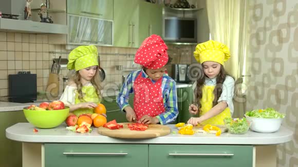 孩子们切蔬菜视频的预览图