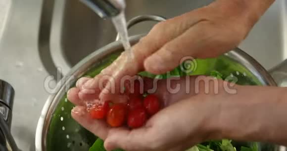 家中厨房洗菜的老人视频的预览图