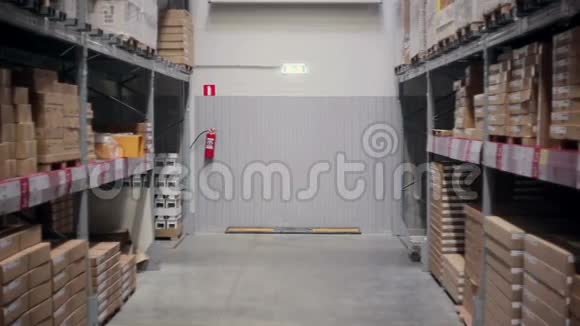 一个人推着手推车在仓库里的侧视图视频的预览图
