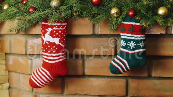 壁炉上方挂着一只燃烧的袜子作为圣诞礼物视频的预览图