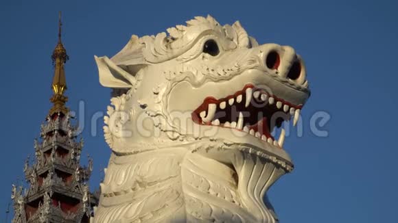 缅甸的巨型狮子护卫雕像视频的预览图