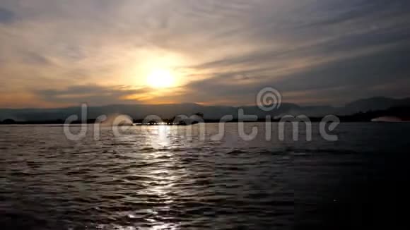 日落的天空越过缅甸的英莱湖视频的预览图