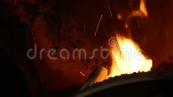 用云杉木锯末将燃烧后的小颗粒送入工业现代锅炉的生物木托盘中火花飞扬视频的预览图
