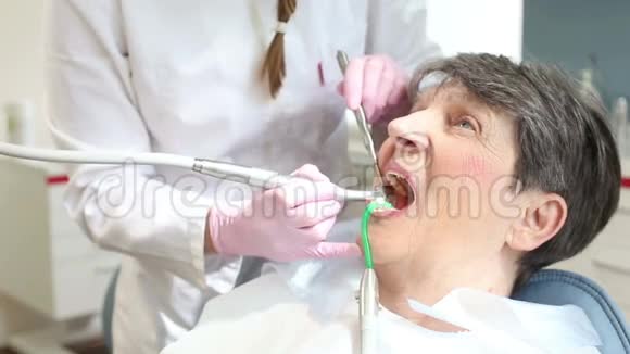 一位老年妇女牙齿固定在牙医诊所视频的预览图