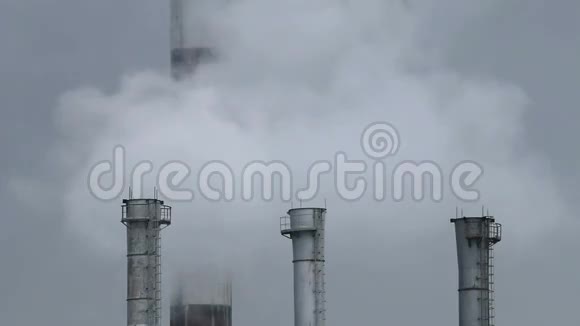 工业烟囱烟雾视频的预览图