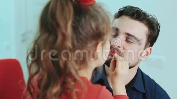 有趣的家庭父亲和他的孩子女儿女孩向她父亲画嘴唇和眼睛特写镜头视频的预览图