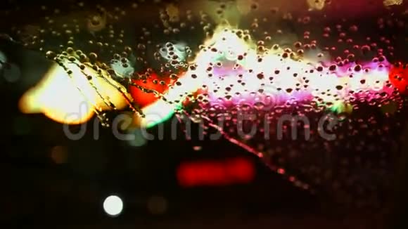 挡风玻璃上的雨滴视频的预览图
