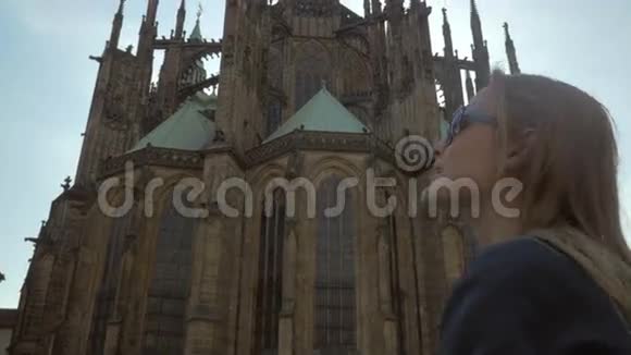 布拉格圣维特大教堂的女游客合影视频的预览图