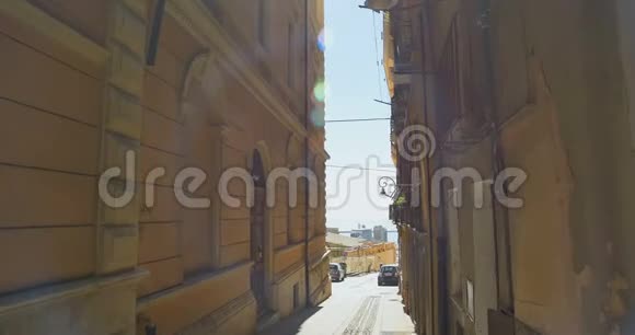 走在狭窄的老欧洲城市旧建筑景观意大利视频的预览图