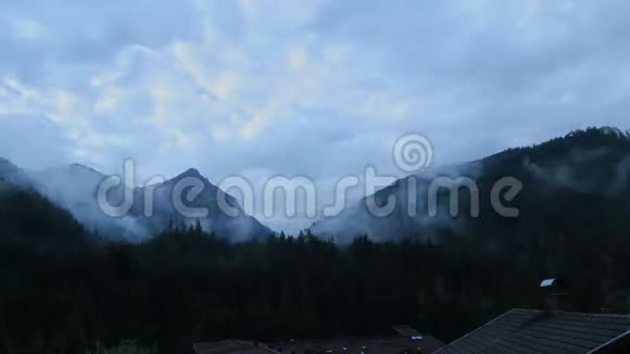 欧洲阿尔普齐勒塔尔山区云景的时间流逝雨后的夜空视频的预览图