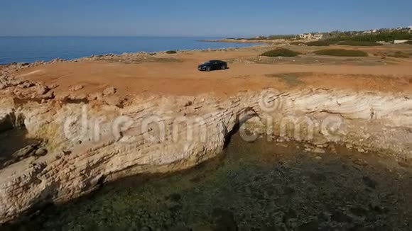 黑色汽车矗立在塞浦路斯的海边视频的预览图