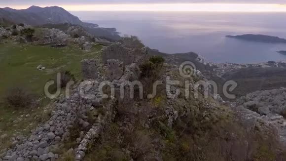 黑山Budva附近的Kosmach古堡的鸟瞰图视频的预览图