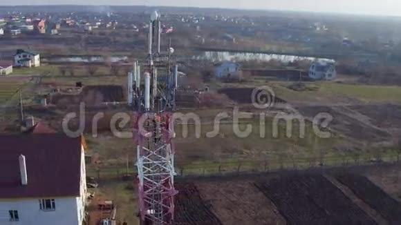 乡村景观无人机景观电信直放站天线系统鸟瞰图视频的预览图