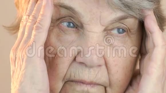 由于头痛老妇人双手抱头视频的预览图