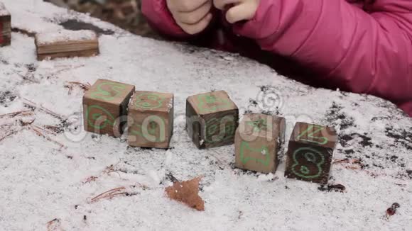 孩子们在白雪覆盖的桌子上玩方块把数字加起来视频的预览图
