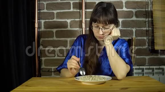 年轻女人吃燕麦粥视频的预览图