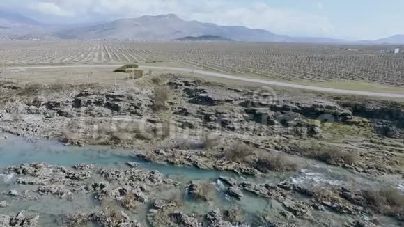 水落下瀑布大量的水落在岩石边缘视频的预览图