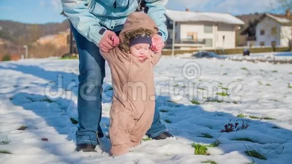 小男孩在雪地里散步视频的预览图