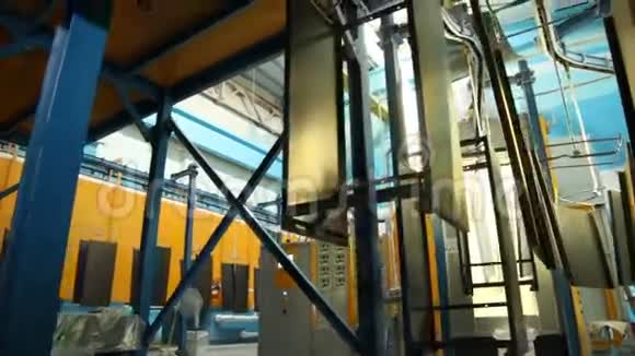 机器运输特殊冰箱细节视频的预览图