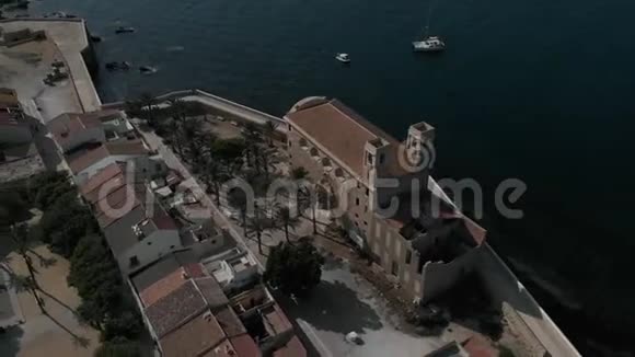 塔巴卡岛的空中景观与古老的教堂和城市景观西班牙视频的预览图