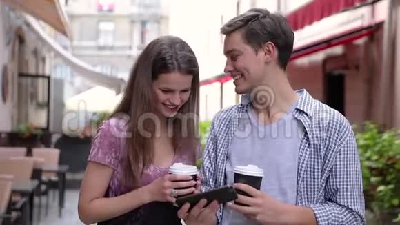使用手机和喝咖啡的情侣视频的预览图