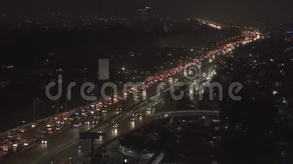 在现代城市的夜晚高速公路上的汽车汇合线亮起视频的预览图