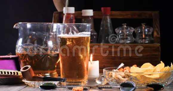 一杯冰镇啤酒啤酒倒入酒吧视频的预览图