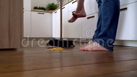 一家之父在早餐时在厨房清理游戏的后果视频的预览图