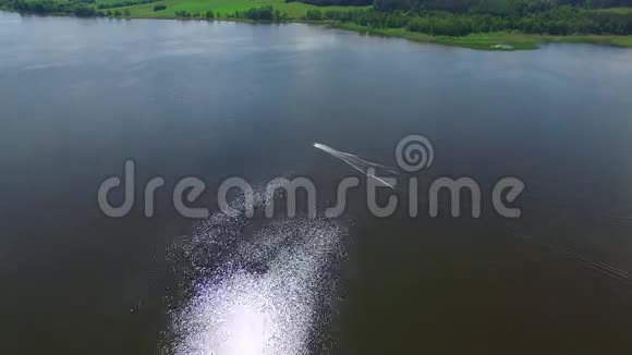 空中观景台飞越河和摩托艇空中摄影机拍摄视频的预览图