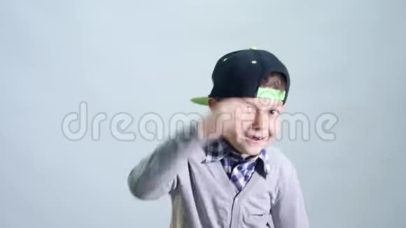 一个带着无牙微笑的男孩用手舞足蹈视频的预览图