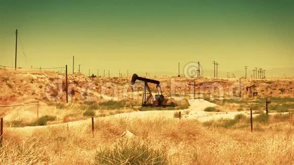沙漠里的油泵视频的预览图