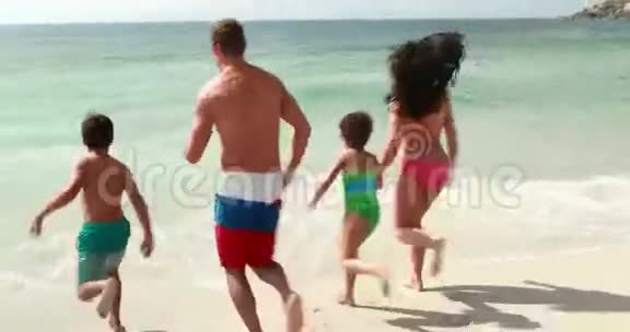 一家人向水奔流视频的预览图