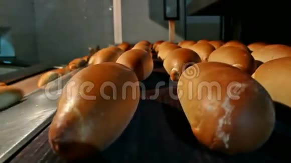 在烤箱里烤面包视频的预览图